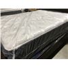 Image 2 : QUEEN SIZED MARKET SPECIAL PLUSH MATTRESS & BOX SPRING SET
