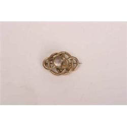 Victorian pinchbeck mourning/memorial brooch