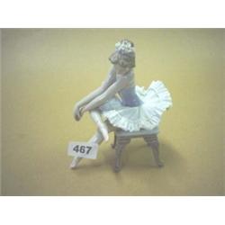Lladro figure of seated ballerina No 5499, 5.75" high (original box)