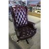 Image 2 : RED LEATHER BUTTON BACK EXECUTIVE CHAIR