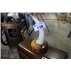Image 1 : HORN ON STAND