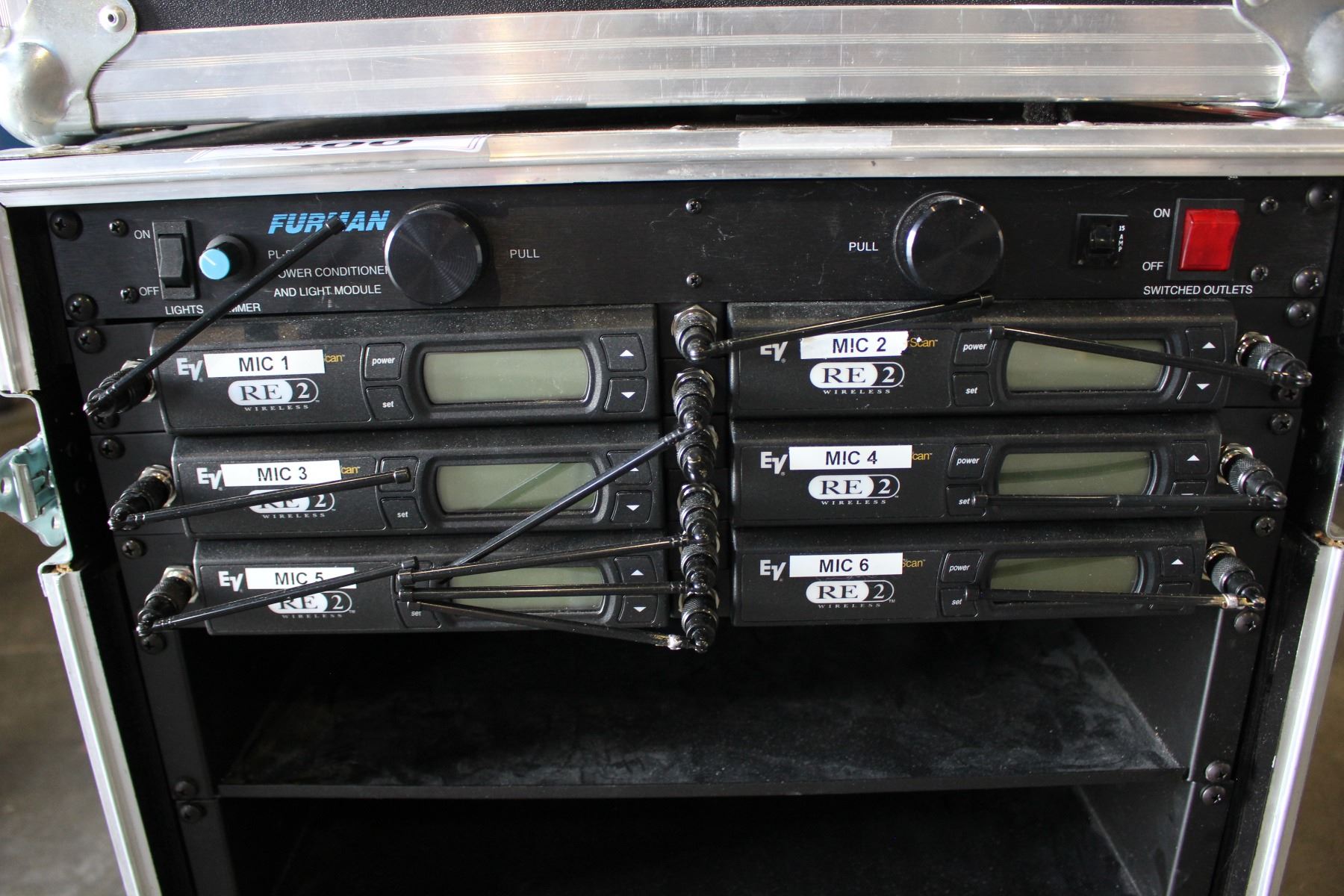 FURMAN PL-8 POWER CONDITIONER AND LIGHT MODULE WITH SIX MICROPHONES ...