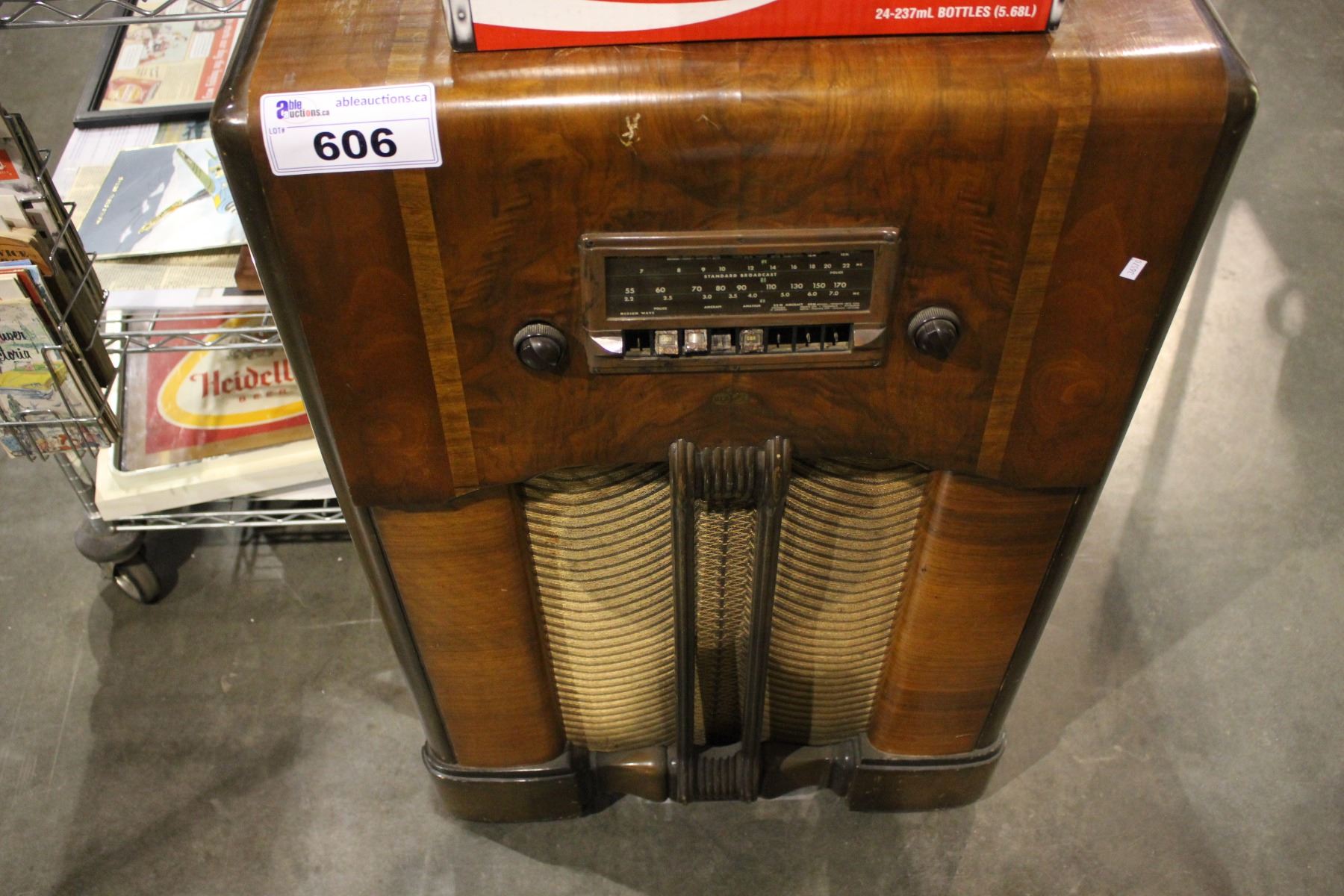 VINTAGE RCA VICTOR RADIO