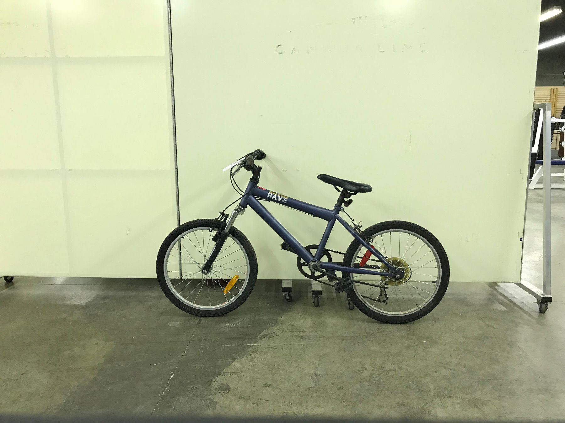 BLUE RALEIGH RAVE FRONT SUSPENSION KIDS MOUNTAIN BIKE - Able Auctions
