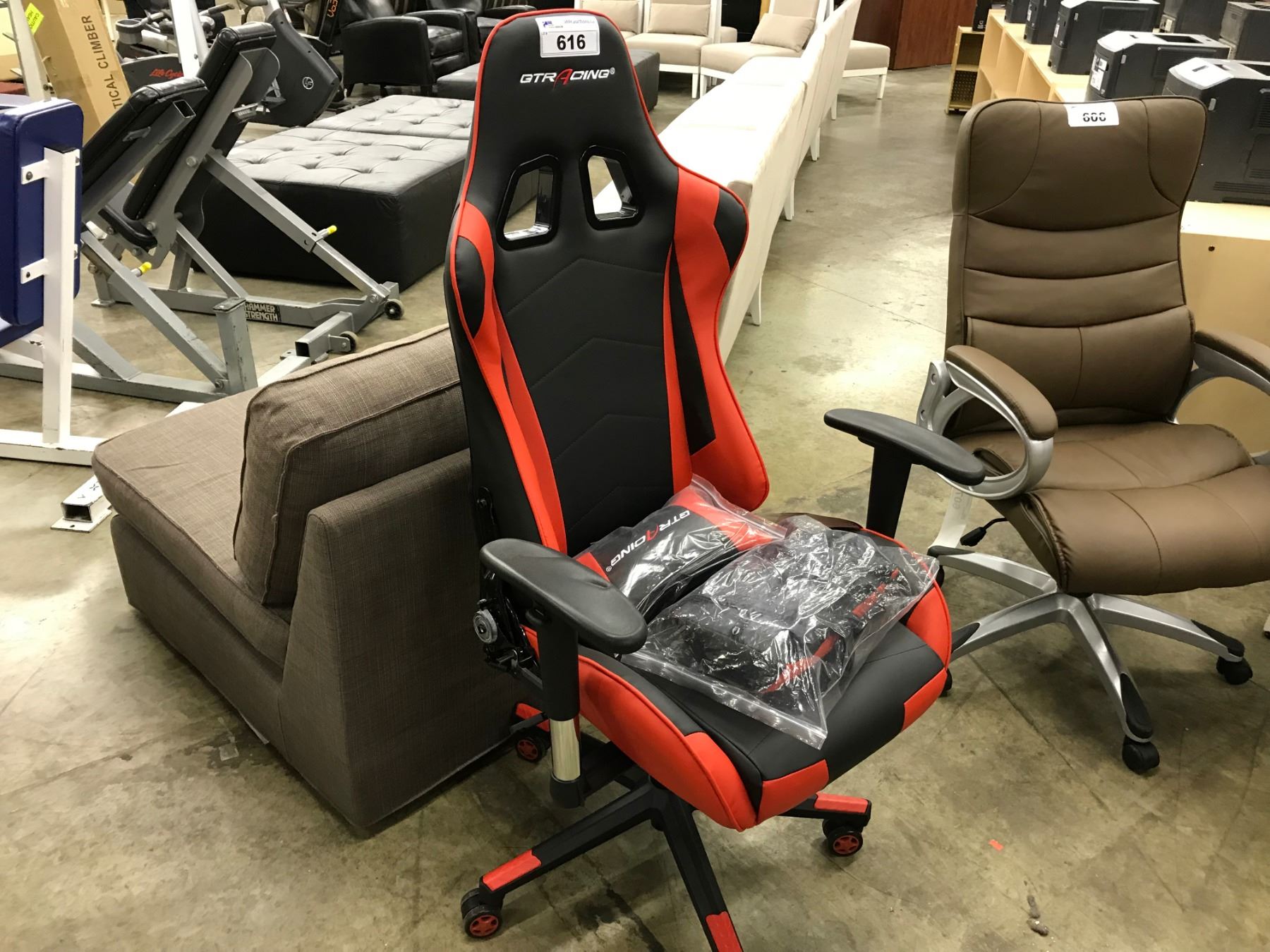 RED AND BLACK GT RACING GAMING CHAIR (SOME CONDITION ISSUES PLEASE PREVIEW)