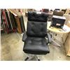 Image 2 : BLACK TUFTED HIGH BACK LEATHER EXECUTIVE CHAIR