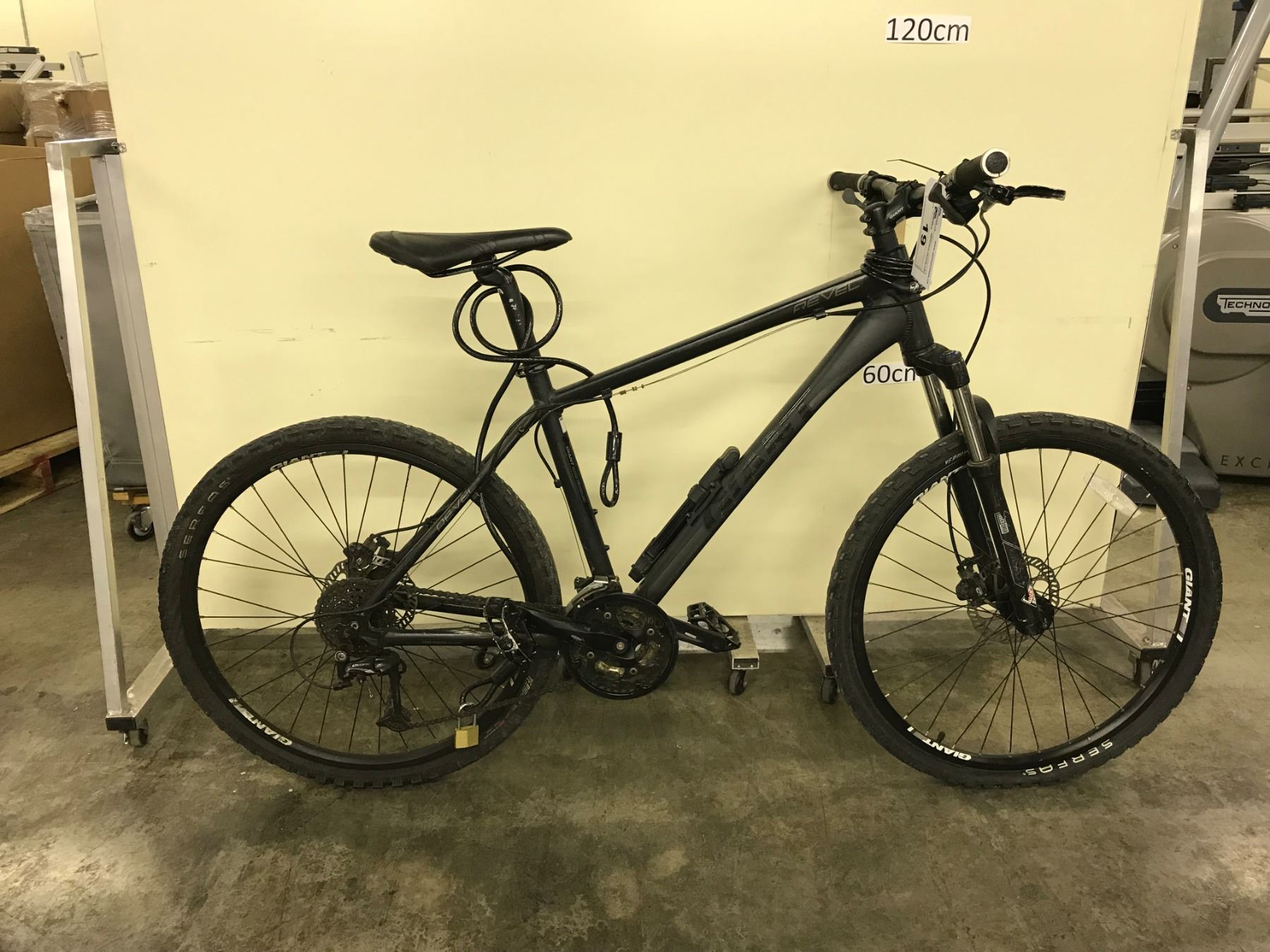 BLACK GIANT REVEL 24 SPEED FRONT SUSPENSION DISC BRAKES BLACK GIANT REVEL 24 SPEED FRONT SUSPENSION DISC BRAKES