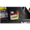 Image 2 : SIX 4 LITRE JUGS OF DURAON E 15W40 ENGINE OIL