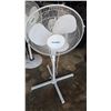 Image 1 : WHITE FLOOR FAN