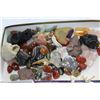 Image 2 : LOT OF JADE AND BEADED JEWELRY AND SEMI PRECIOUS STONES