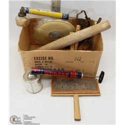 BOX OF VINTAGE ITEMS INCL 2 FLY SPRAY GUNS, 3 WOOL
