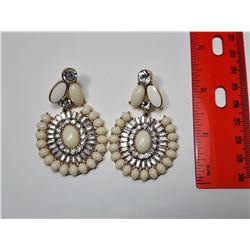 25)  GOLD TONE, CLEAR CRYSTAL & WHITE