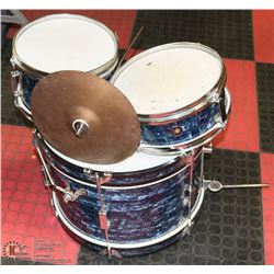 VINTAGE CHILDS DRUM SET, INCOMPLETE, INCLUDES BASS
