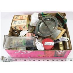 BOX OF ASSORTED VINTAGE COLLECTIBLES.