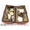 Image 1 : TRINKET BOX WITH VINTAGE COLLECTIBLES INCL BRASS
