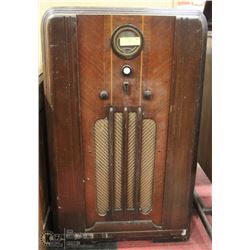 1930S PHILCO CABINET RADIO.