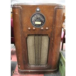 1930S STEWART WARNER MAGIC DIAL RADIO.