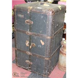 VINTAGE STAND UP TRAVELLERS TRUNK WITH 3 DRAWERS