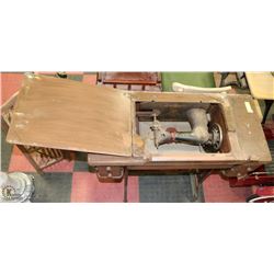 ANTIQUE SINGER SEWING MACHINE WITH CABINET