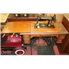 Image 1 : ANTIQUE TREADLE SINGER SEWING MACHINE.
