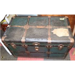 VINTAGE 1940 STEAMER TRUNK 38"X22"X20".
