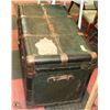 Image 2 : VINTAGE 1940 STEAMER TRUNK 38"X22"X20".