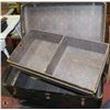 Image 3 : VINTAGE 1940 STEAMER TRUNK 38"X22"X20".