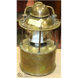 ANTIQUE BRASS NAUTICAL SHIP LAMP (CRACKED GLASS).