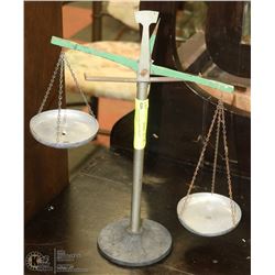 VINTAGE BALANCE SCALE - COLLECTIBLE