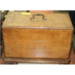 VINTAGE SEWING MACHINE IN WOOD CABINET NO KEY