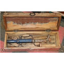 ANTIQUE TOOLBOX WITH 6 VINTAGE TOOLS