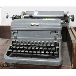 ANTIQUE ROYAL TYPEWRITER