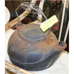 ANTIQUE CAST IRON TEA KETTLE. COLLECTIBLES