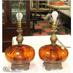 PAIR OF AMBER GLASS TABLE LAMPS, 26" TALL