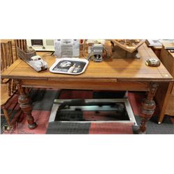 ANTIQUE OAK ORNATE DINING ROOM TABLE.