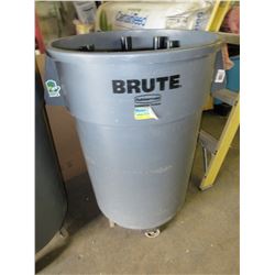 Brute Garbage Can on wheels/ wheels are easily removable / 44 gallon