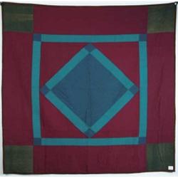 FINE AMISH PIECED QUILT.