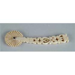 CARVED IVORY JAGGING WHEEL.