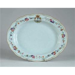 CHINESE EXPORT PLATTER WITH ARMORIAL DECORATION.