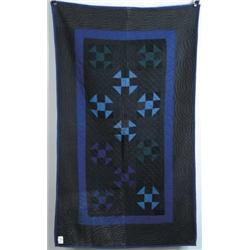 FINE AMISH PIECED QUILT.