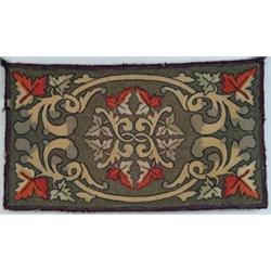 HOOKED RUG WITH LEAF DESIGN.