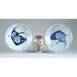 THREE PIECES OF ORIENTAL PORCELAIN.
