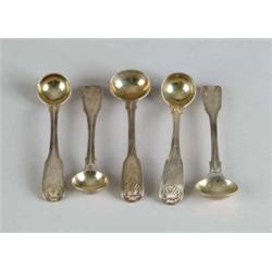 EIGHT ENGLISH SALT SPOONS IN THE KING PATTERN.