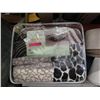 Image 1 : New Queen Size Animal Block Print Sherpa Blanket