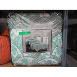 New Queen Size 8 Piece Comforter Set - Green