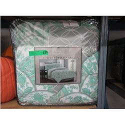 New Queen Size 8 Piece Comforter Set - Green