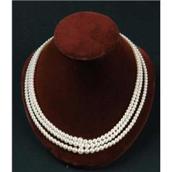 FINE THREE STRAND GRADUATED PEARL NECKLACE.
