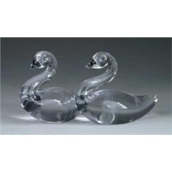 PAIR OF STEUBEN STYLE CRYSTAL SWANS.