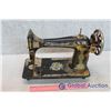 Image 1 : Singer Sewing Machine