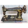Image 2 : Singer Sewing Machine